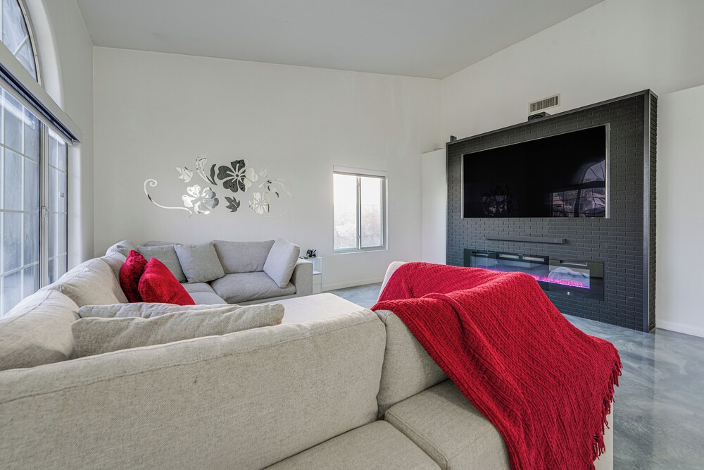 < 1 Mi to Talking Stick Amp! Family Escape w/ Pool
