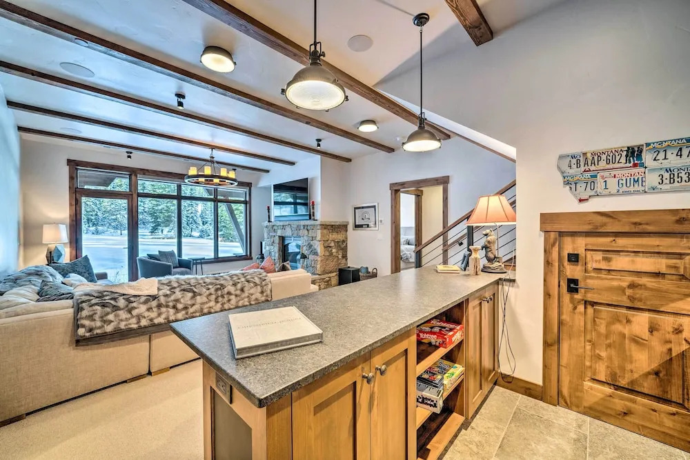 Custom Ski-in/out Chalet With Hot Tub & Wet Bars!