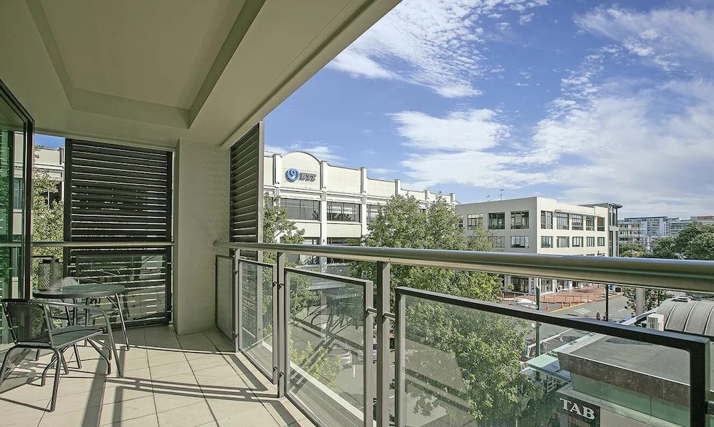 QV Viaduct Charming Apartment with AC WiFi and Parking - 933