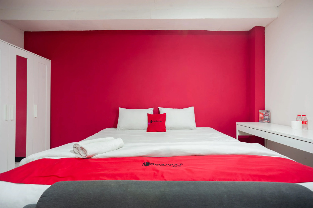 RedDoorz Plus near Mall Kelapa Gading