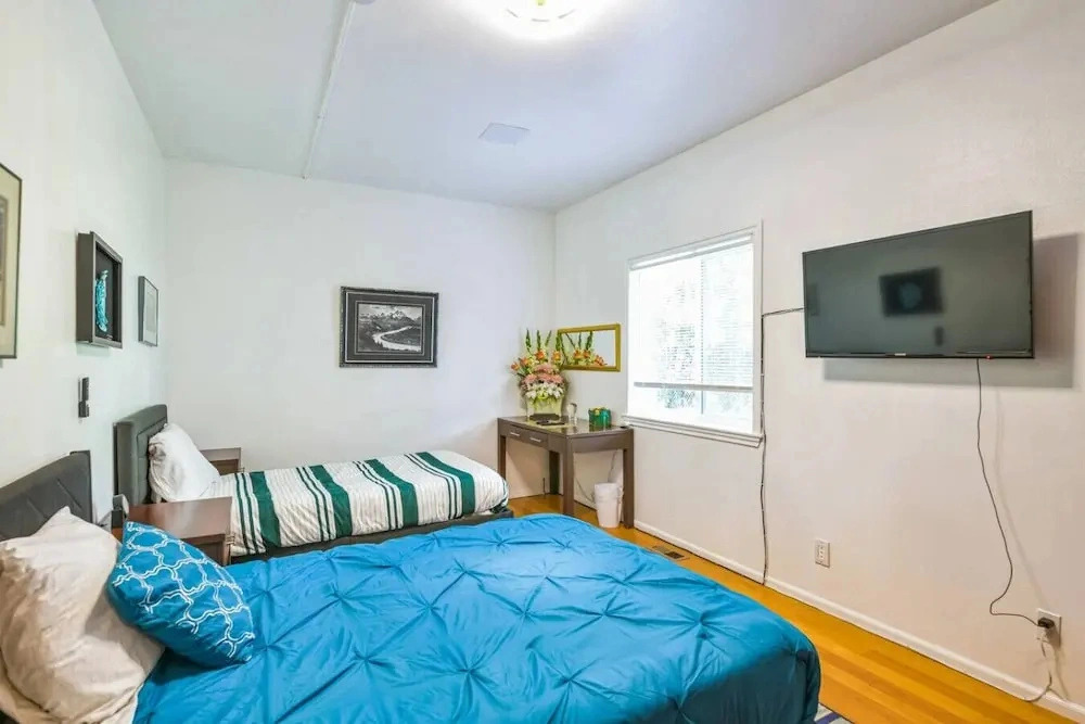 592 6 Bedrooms Walking Distance to Airport