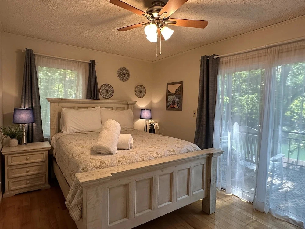 Humble Hideaway - Inviting Lakefront Home With Firepit, Balcony & W/D - Dog-friendly