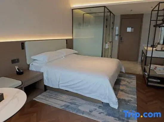 Sakura Light Luxury Hotel (Luohe Xintiandi Pedestrian Street)