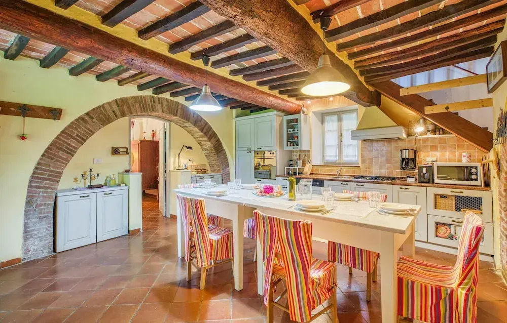 Beautiful Home in Foiano With 5 Bedrooms, Wifi and Outdoor Swimming Pool