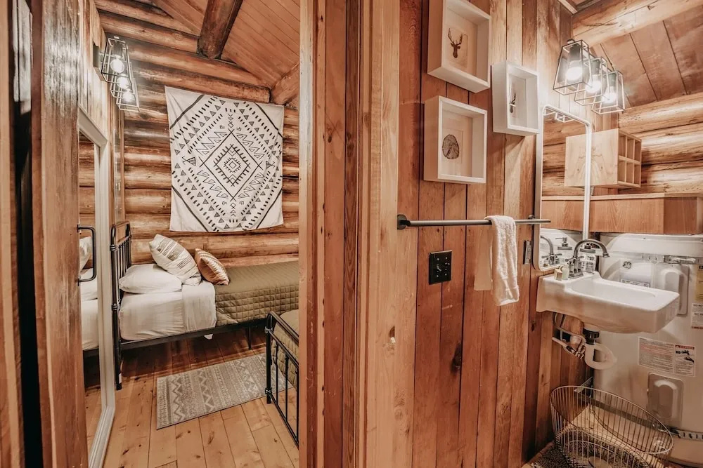 76gs - Genuine Log Cabin - Wifi - Pets Ok - Sleeps 4 2 Bedroom Home by RedAwning
