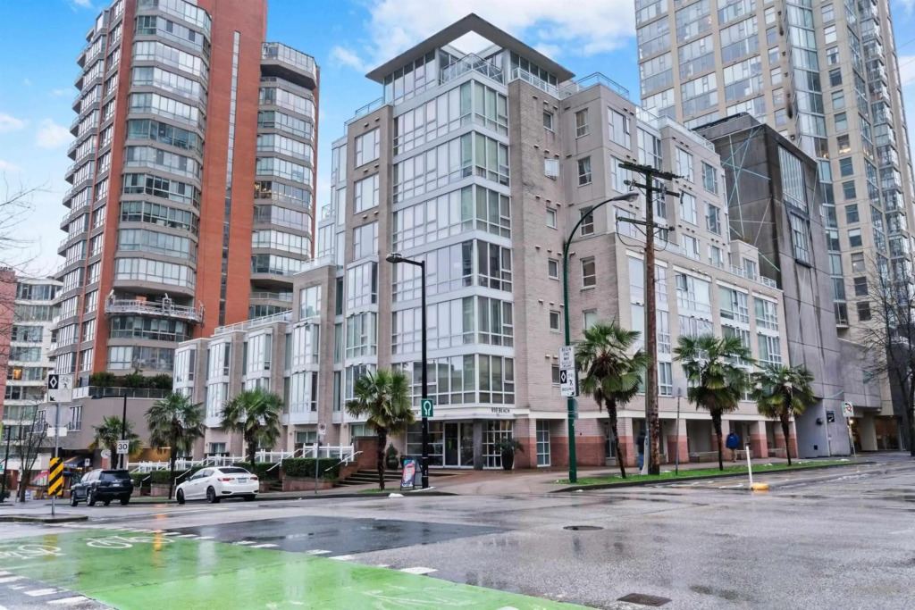 1BD+Den condo, with free parking in Downtown!