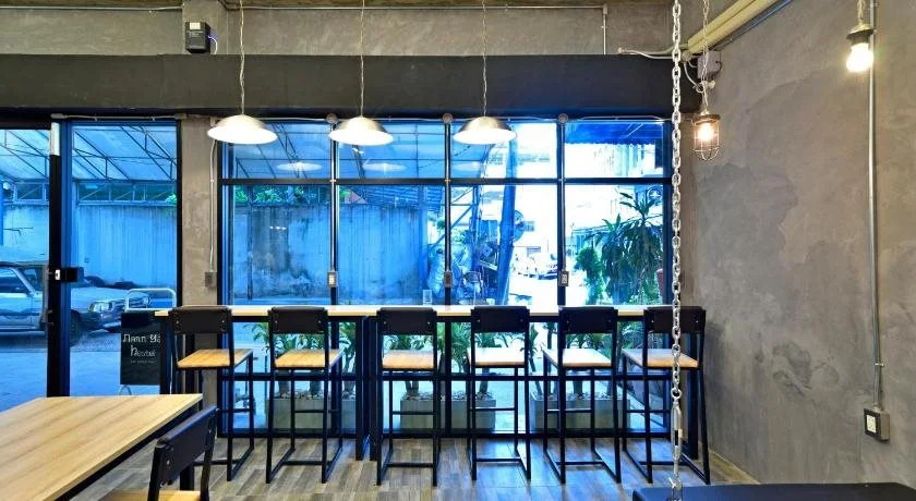 M Gray Hostel & Cafe