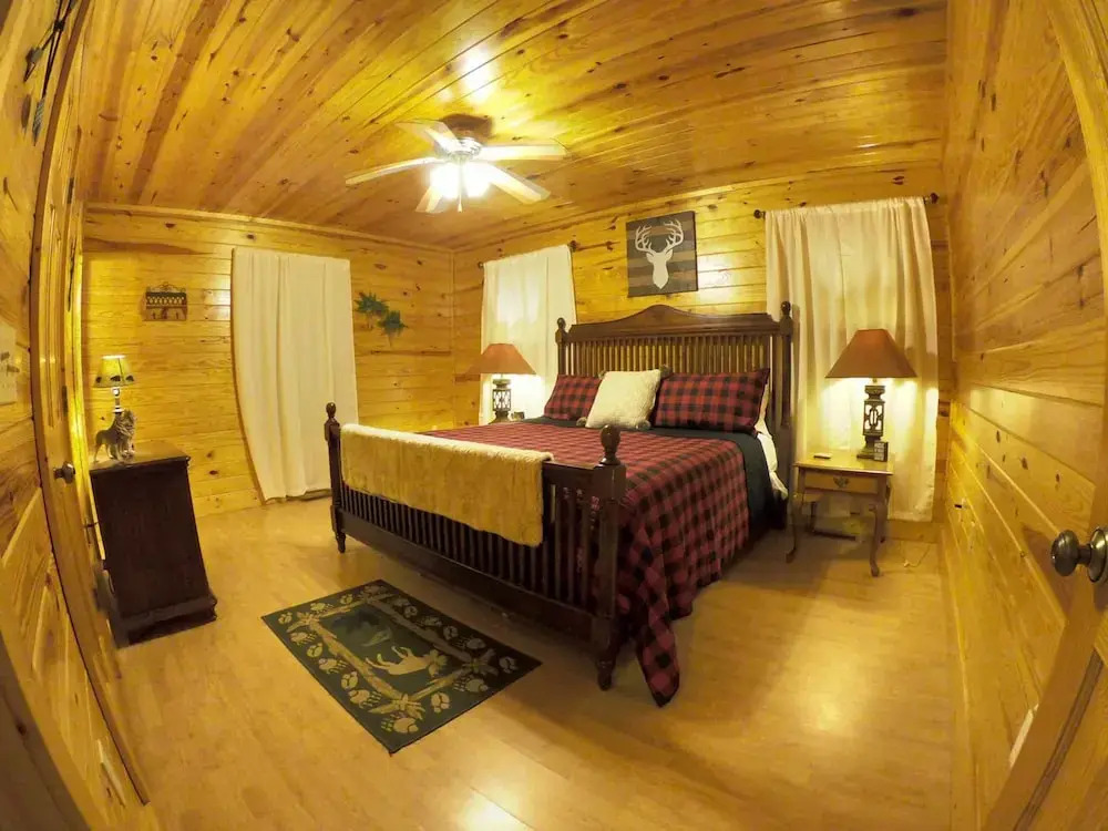 Beautiful Cabin w hot tub Sauna Pool Table