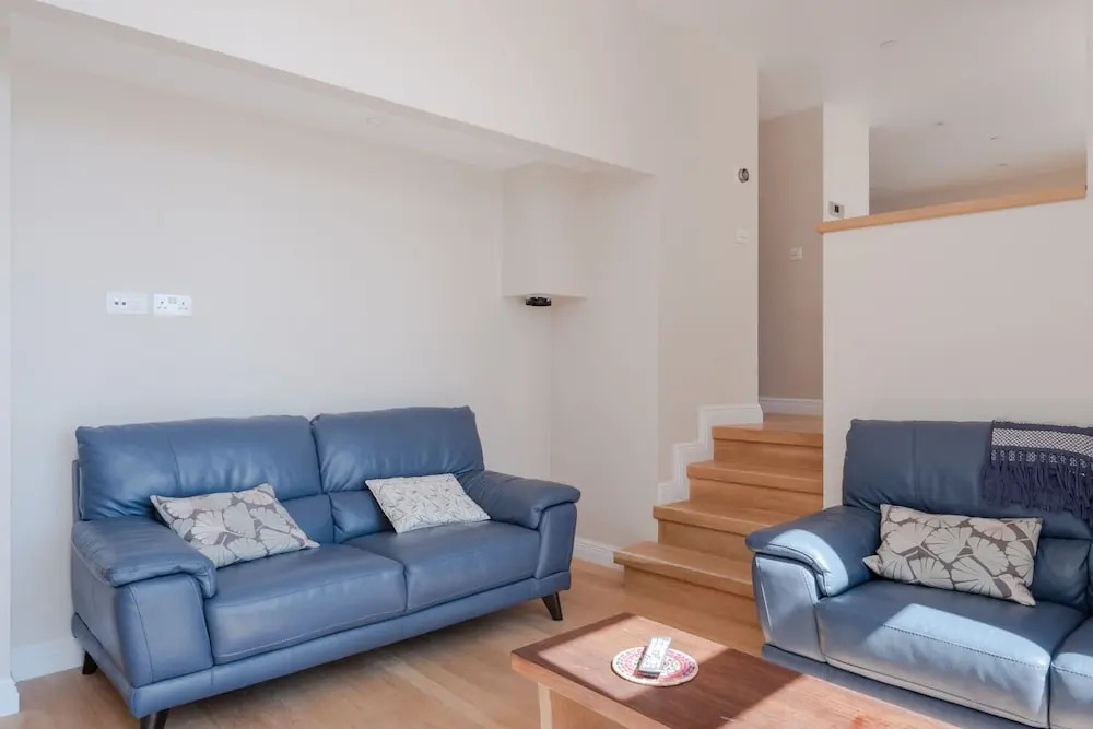 Large riverside 4BR apartment near Canary Wharf