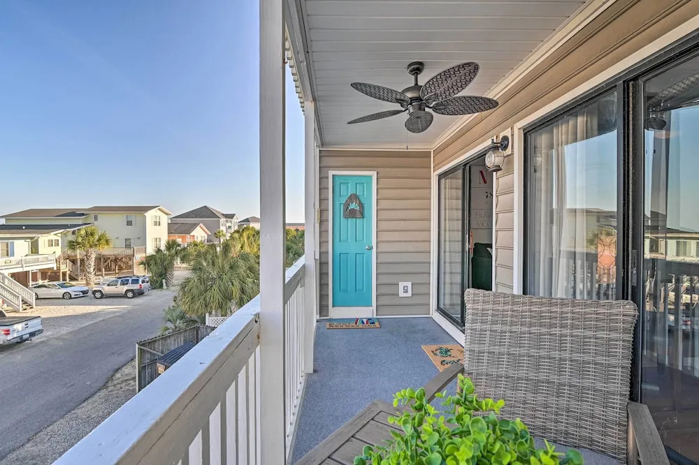 Eclectic Condo w/ Balcony: 1 Block to Beach!