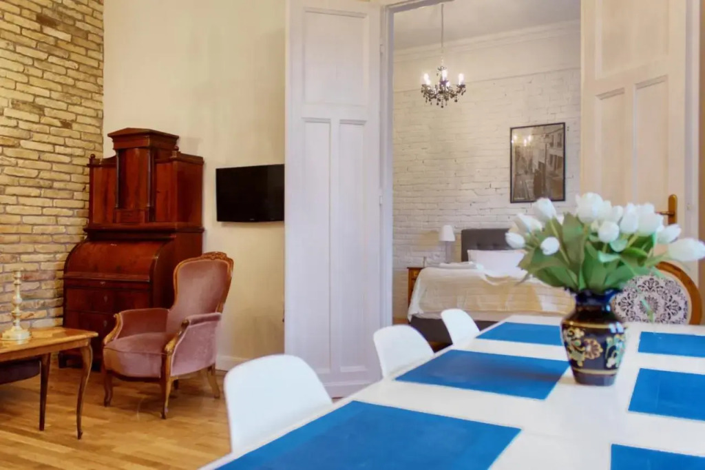 4BR , 3BHR with AC at the OPERA