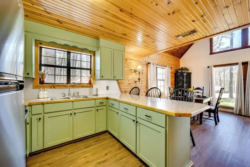 Cabin w/ Private Hot Tub: 2 Mi to Broken Bow Lake!