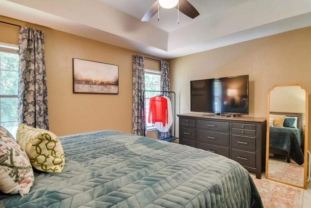 Charming Arkansas Retreat w/ Deck, Near Downtown!