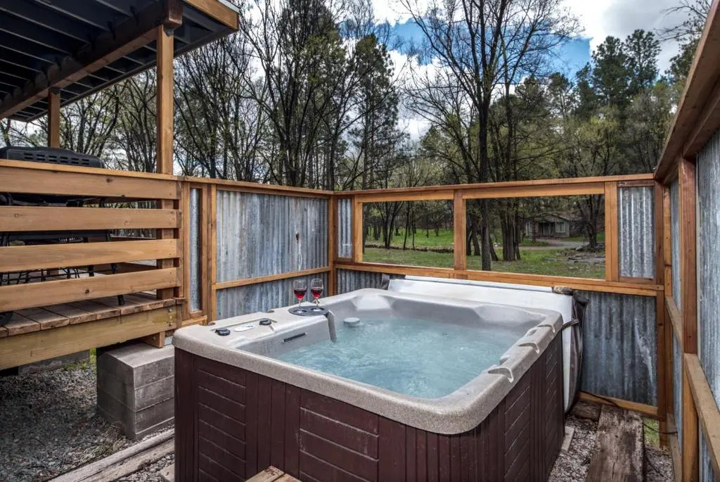 Starlight Cabin, 1 Bedroom, Sleeps 4, Great Views, Hot Tub, WiFi, HDTV