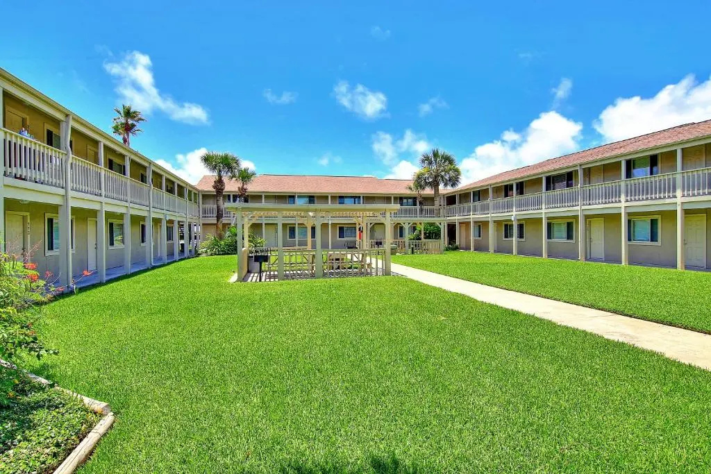 Courtyard #206 Condo
