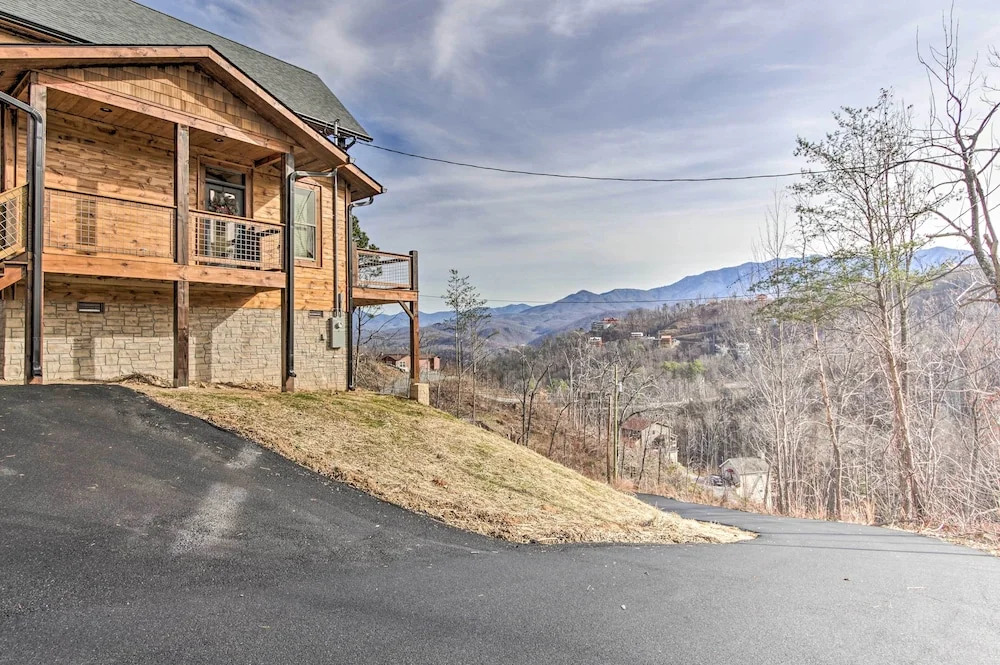 Smoky Mountain Hideaway w/ Hot Tub, Deck & Views!