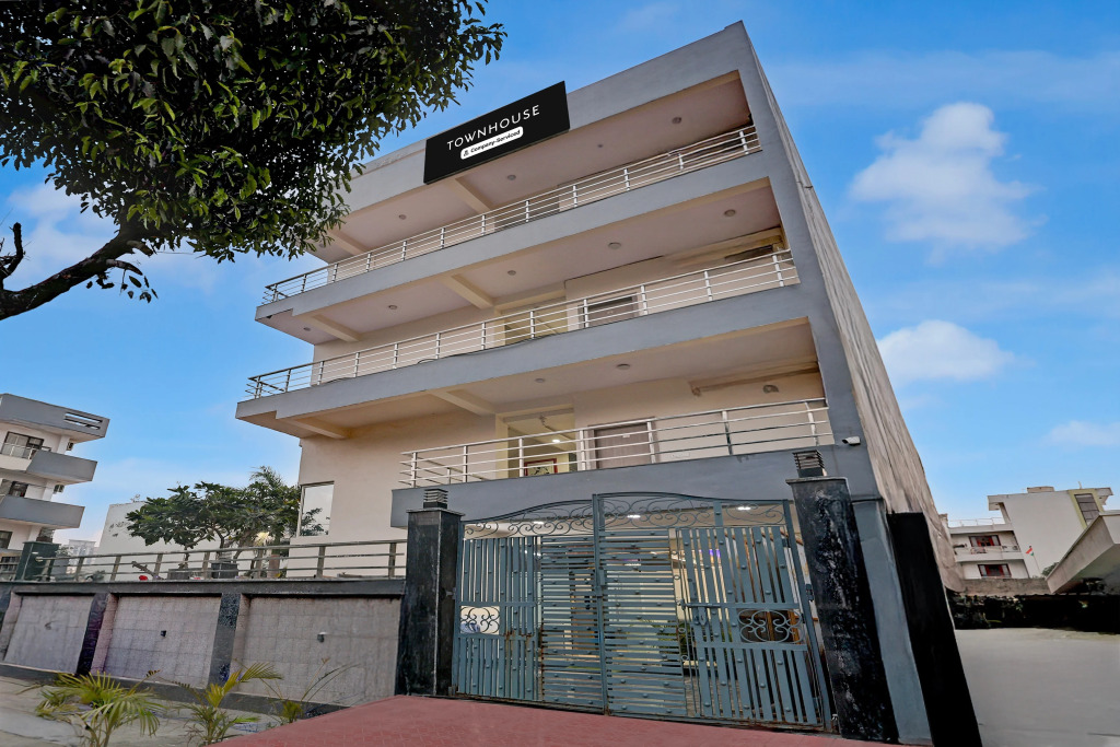 Super Townhouse Noida Sector 70 Formerly Palm Paradise