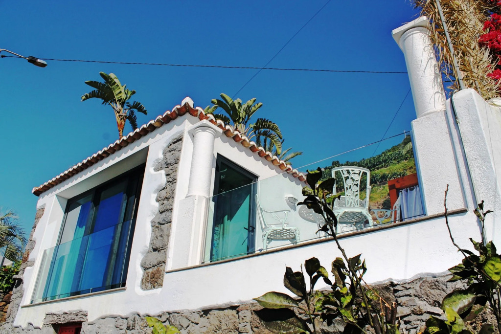 Beachfront cottage in sunny Calheta – the ideal hideaway | Cottage do Mar
