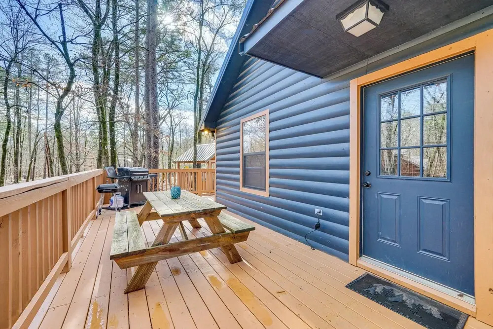 Broken Bow Cabin w/ Hot Tub ~ 5 Mi to State Park!