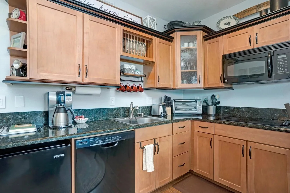 Emerald Mountain 28C 1 Bedroom 1 Bathroom Condo