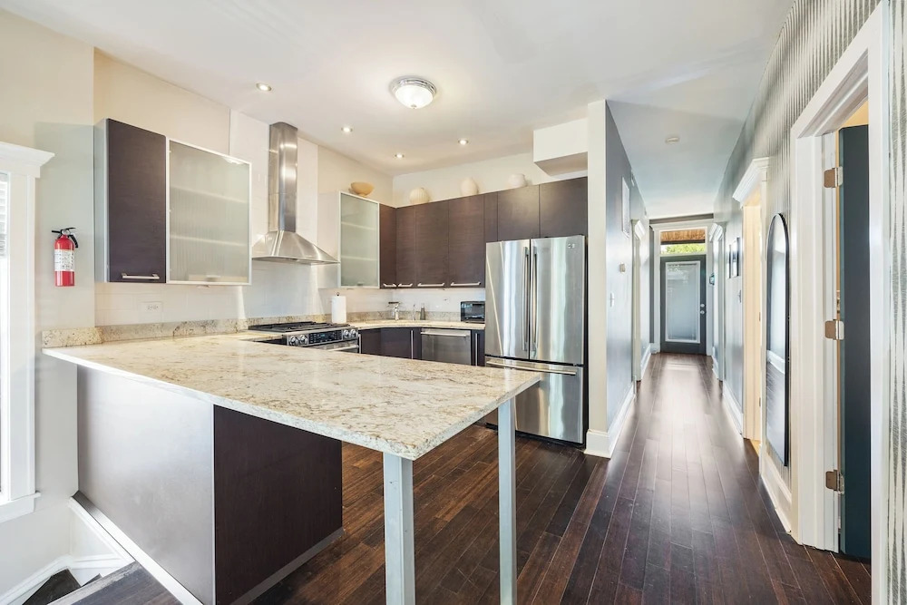 Wrigleyville Suites