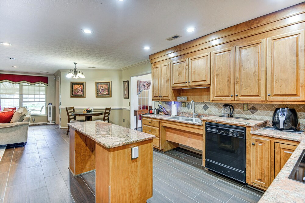5 Mi to Coliseum! Spacious Home in Hampton Roads
