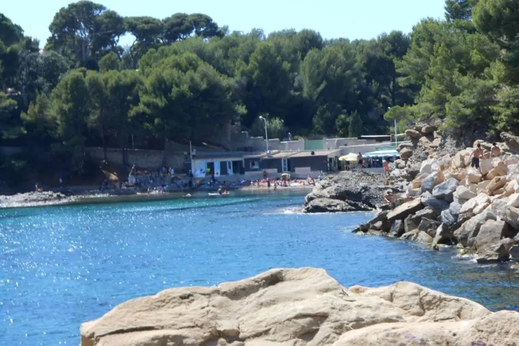 Particulier loue T3 en rez de jardin à 30 mètres de la plage avec un double box