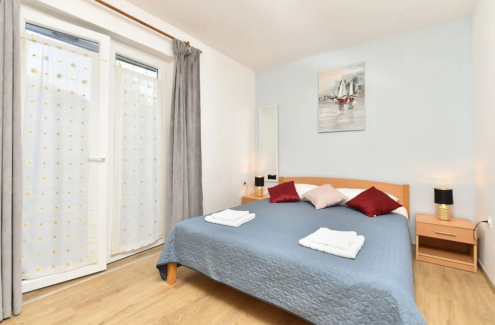Spacious Apartment With Garden