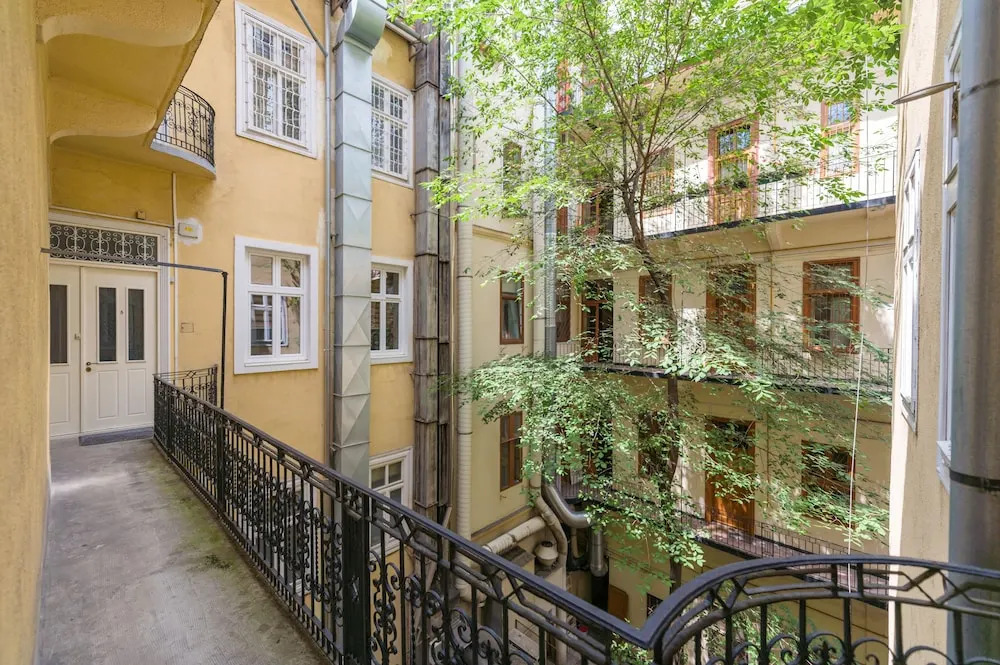 Music Academy Suite Café Vian Apartman Kft