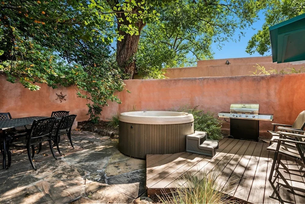 Amor - Historic Adobe in the Heart of The Railyard and Downtown Santa Fe, Hot Tub