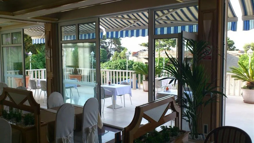Hotel Riva Kaštela with swimming pool