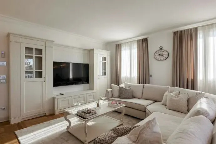 Luxury Lakefront Onassis 1 by Apt24
