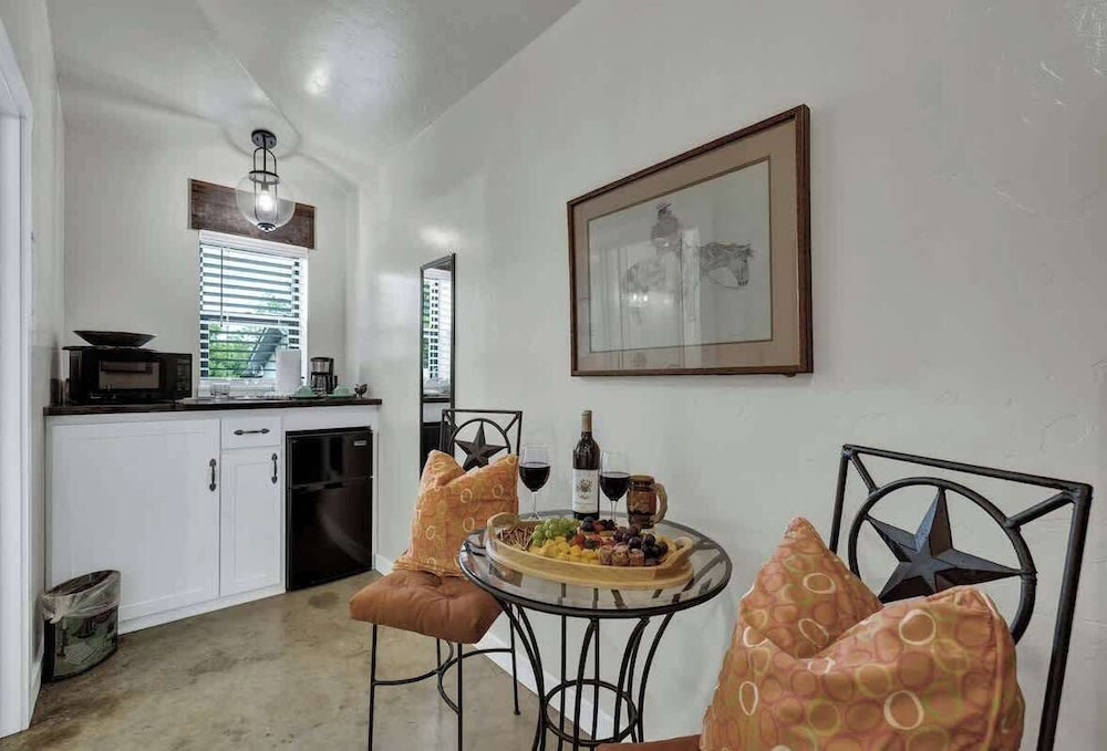 Tejas Suite Walking Distance to Main St!