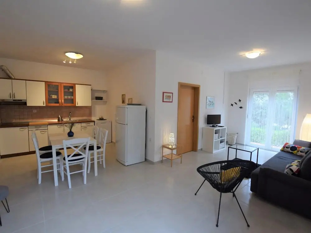 Holiday House in a Quiet Area Near the Sea, Private Garden, Terrace and BBQ