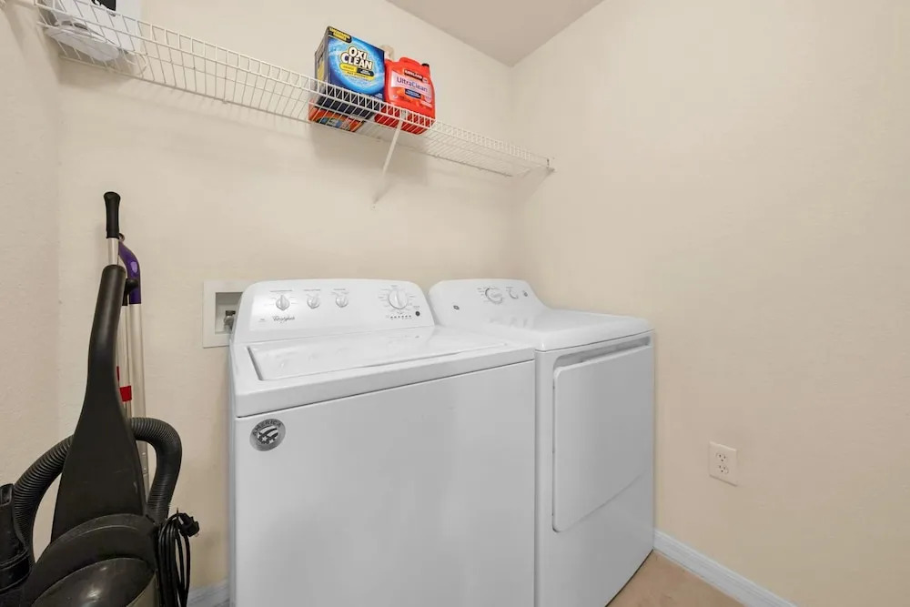 Modern 2BR 2BA w King Bed Pools Gym 1