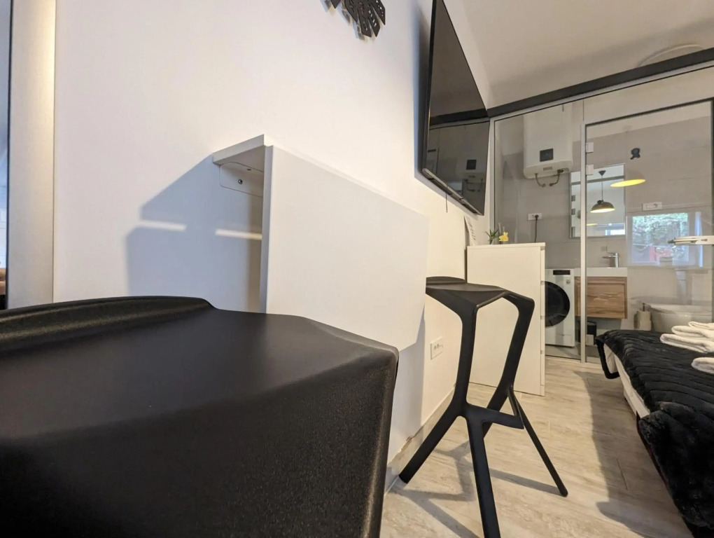 Modern Central Studio in Courtyard Building w Floor Heating, 65'' TV, Washer-Dryer & Patio