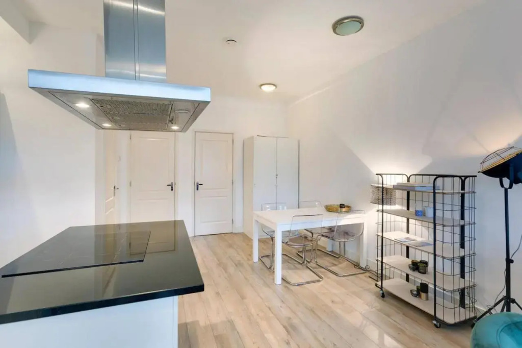 Luxurious Canalview APT with Patio CITY CENTRE