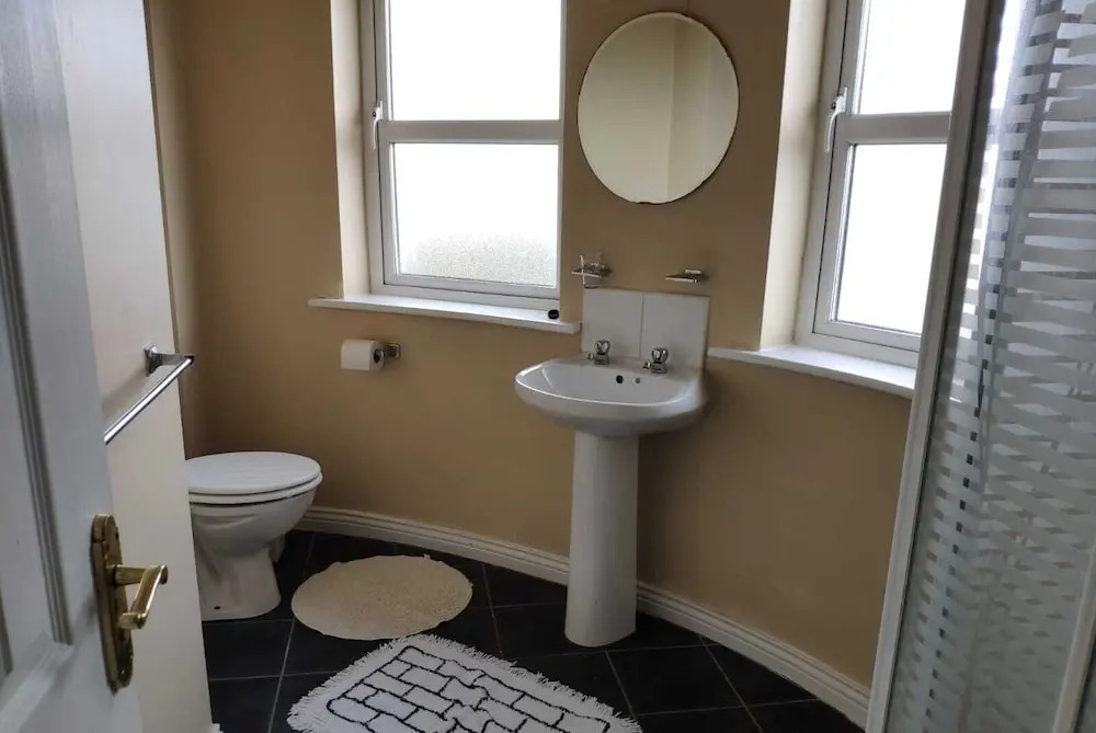 Stunning 6 Bed House With Private Garden in Galway