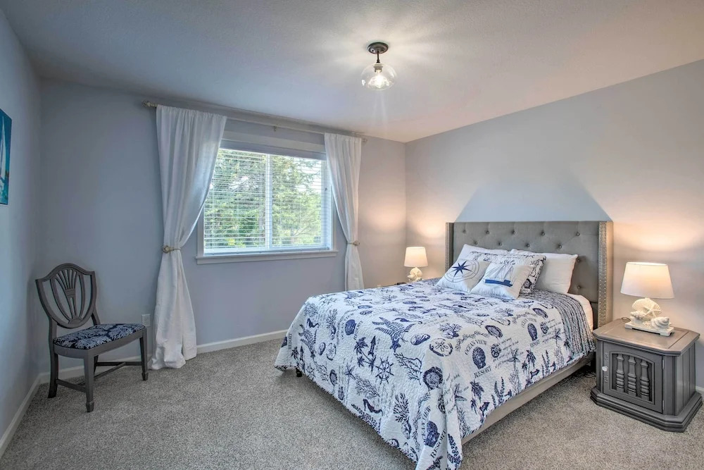 Luxury Home on Golf Course: Walk to the Beach!
