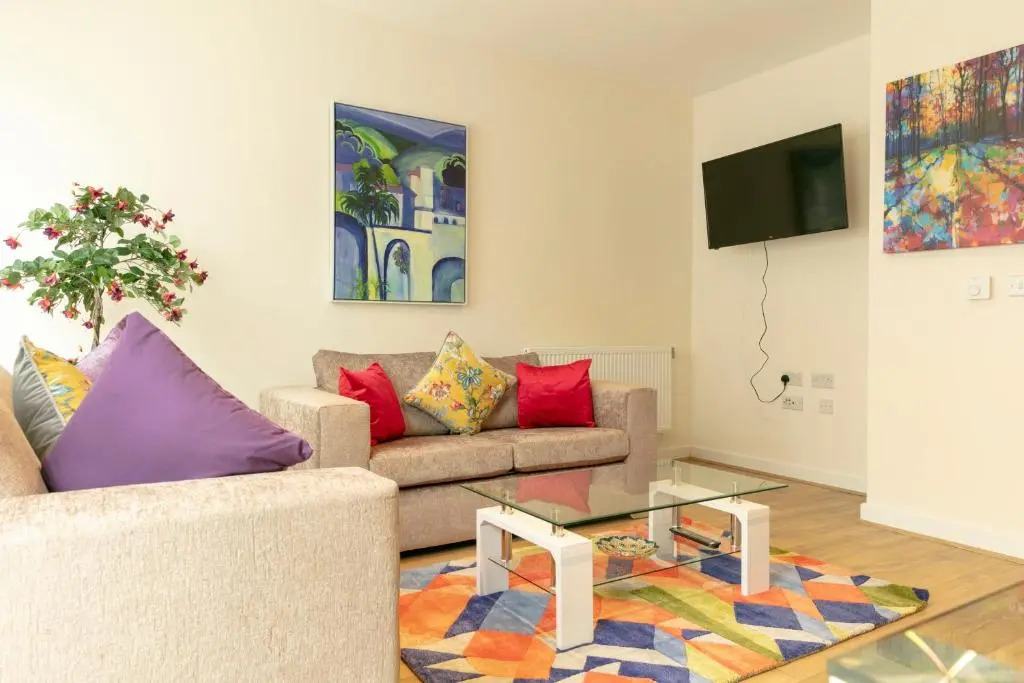 Addenbrookes Townhouse with Free Parking - 5 mins walk to Trumpington & Papworth Hospitals & Sleeps 6
