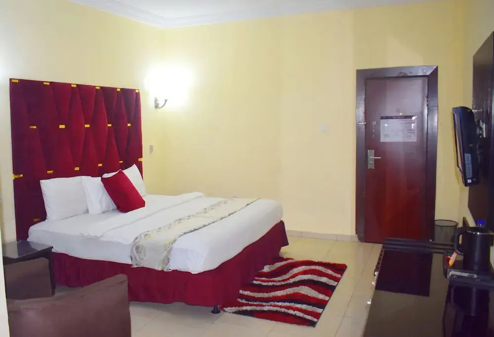 Davis Hotel & Suites