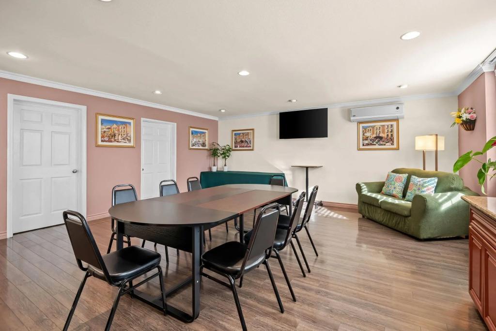 Howard Johnson by Wyndham Pasadena