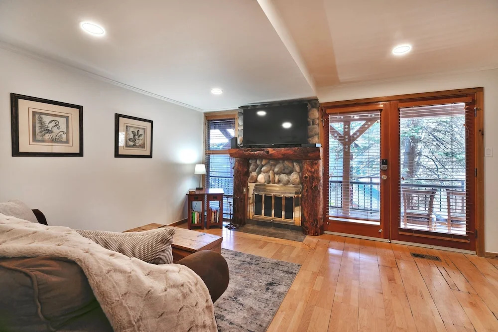 Woodside 11 1 Bedroom Condo by RedAwning