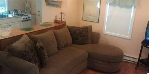Avon Manor Cottage at 322