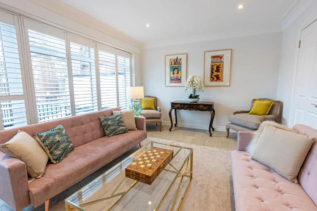 Stunning 3-bed house with roof terrace near King’s Road in Chelsea