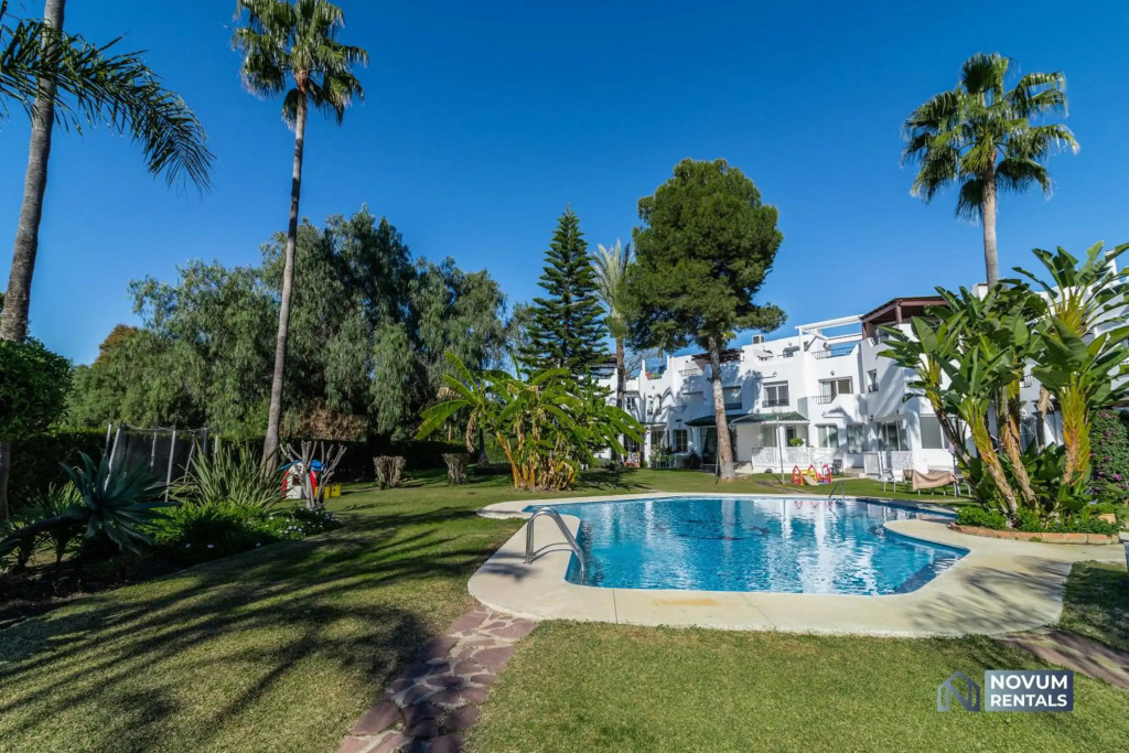 TOP RENOVATED 3-BDRM TOWNHOUSES with POOL, BBQ & ROOFTOP TERRACES