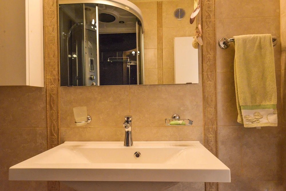 FM Deluxe 2-BDR Apartment - Our Home Is Your Home