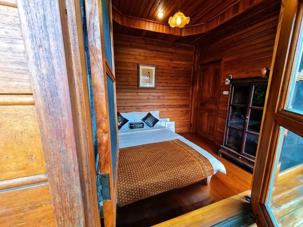 300 Years Old Wooden House w 3 Bedrooms and big Yard