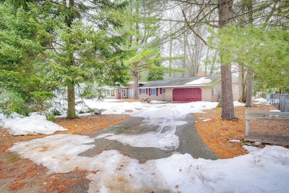 Cozy Cottage w/ Sunroom - Walk to Higgins Lake