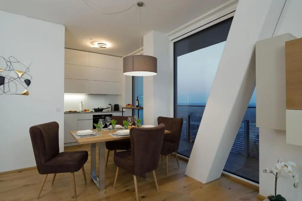 Triiiple Suites Level 21 mit Balkon und Tiefgarage